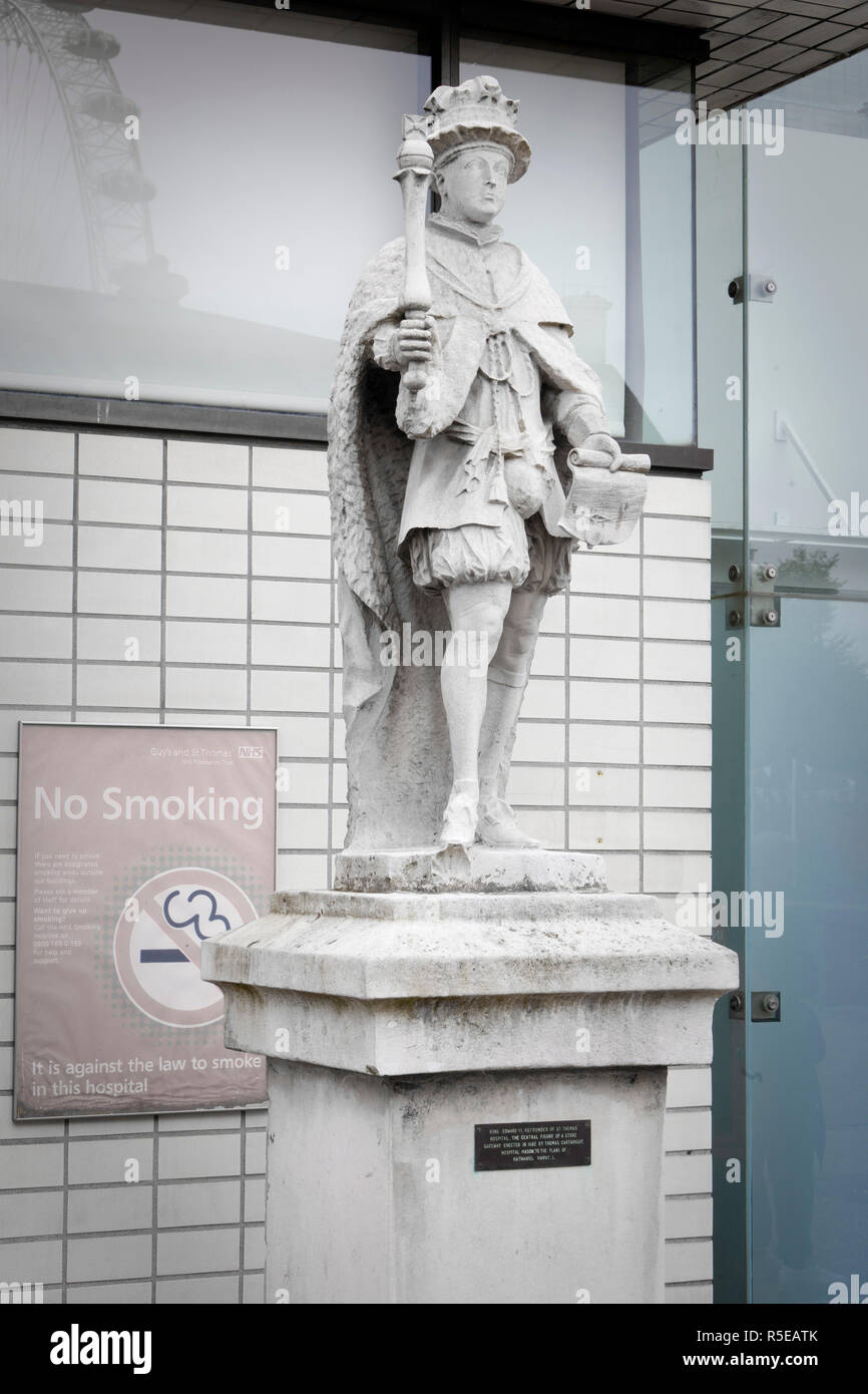 Die Statue von König Edward V1, in der Nähe der Eingang St Thomas' Hospital in Southwark, London. Edward gründete das Krankenhaus. Stockfoto