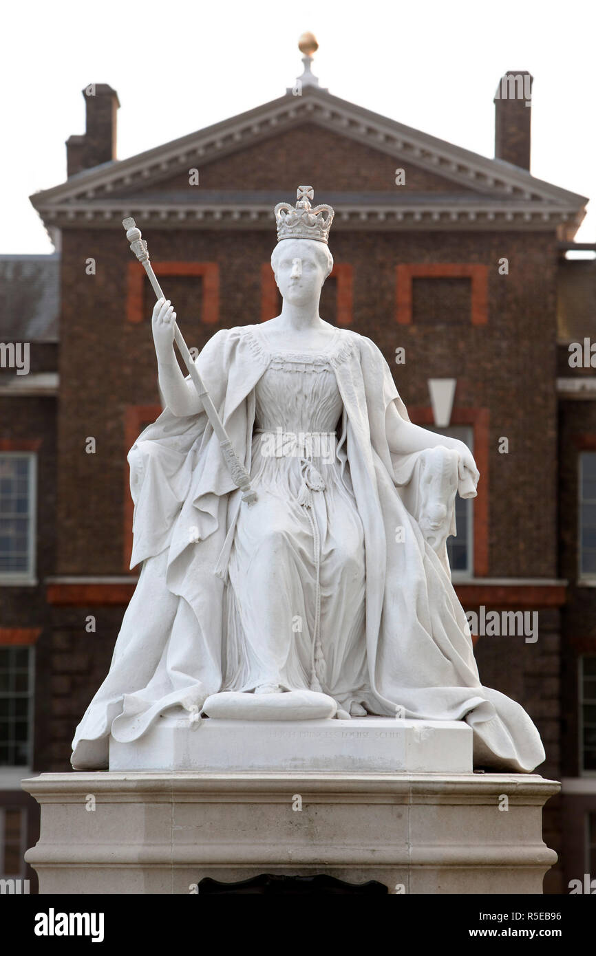 Skulptur von Königin Victoria in ihrer Krönung Roben, außerhalb der Kensington Palace in London UK. Sculptor's Victoria Tochter, Prinzessin Louise. Stockfoto