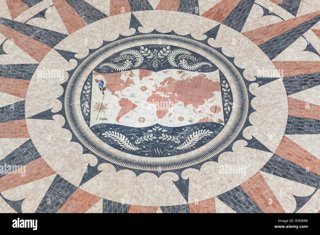 Mosaik Karte der Entdeckungen Routen im 15. und 16. Jahrhundert, das Denkmal der Entdeckungen, Belem, Lissabon, Portugal Stockfoto