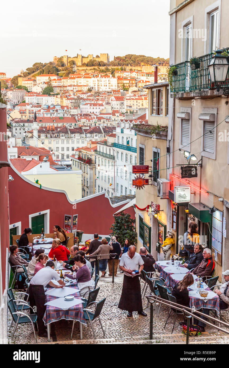 Restaurants in der Calcada Duque, Viertel Bairro Alto, mit Blick auf die Burg Castelo Sao Jorge, Lissabon, Portugal Stockfoto