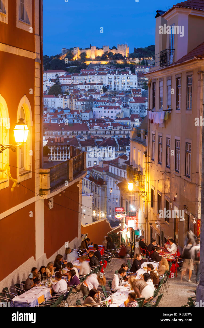 Restaurants in der Calcada Duque, Viertel Bairro Alto, mit Blick auf die Burg Castelo Sao Jorge, Lissabon, Portugal Stockfoto