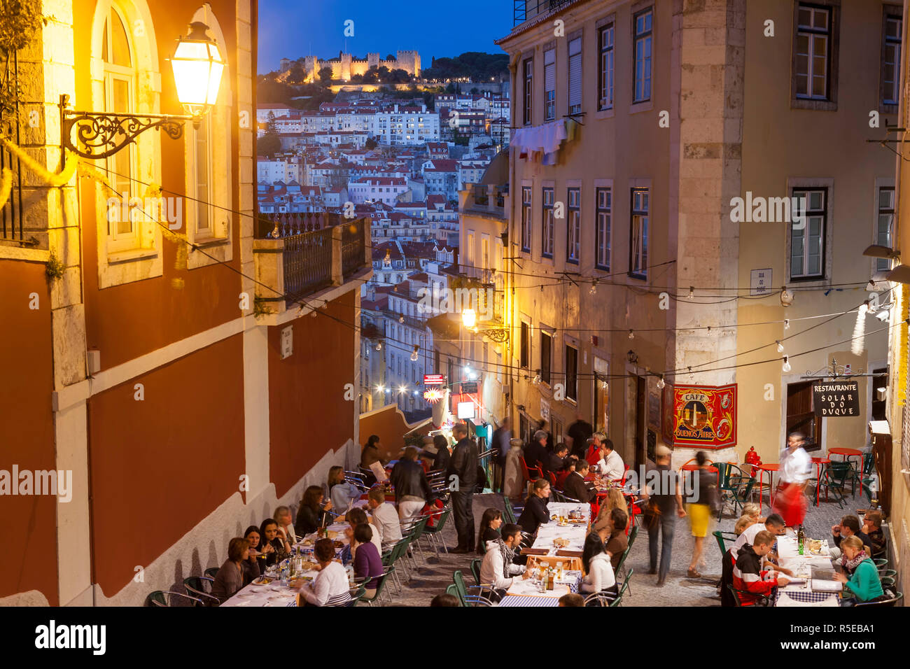 Restaurants in der Calcada Duque, Viertel Bairro Alto, mit Blick auf die Burg Castelo Sao Jorge, Lissabon, Portugal Stockfoto