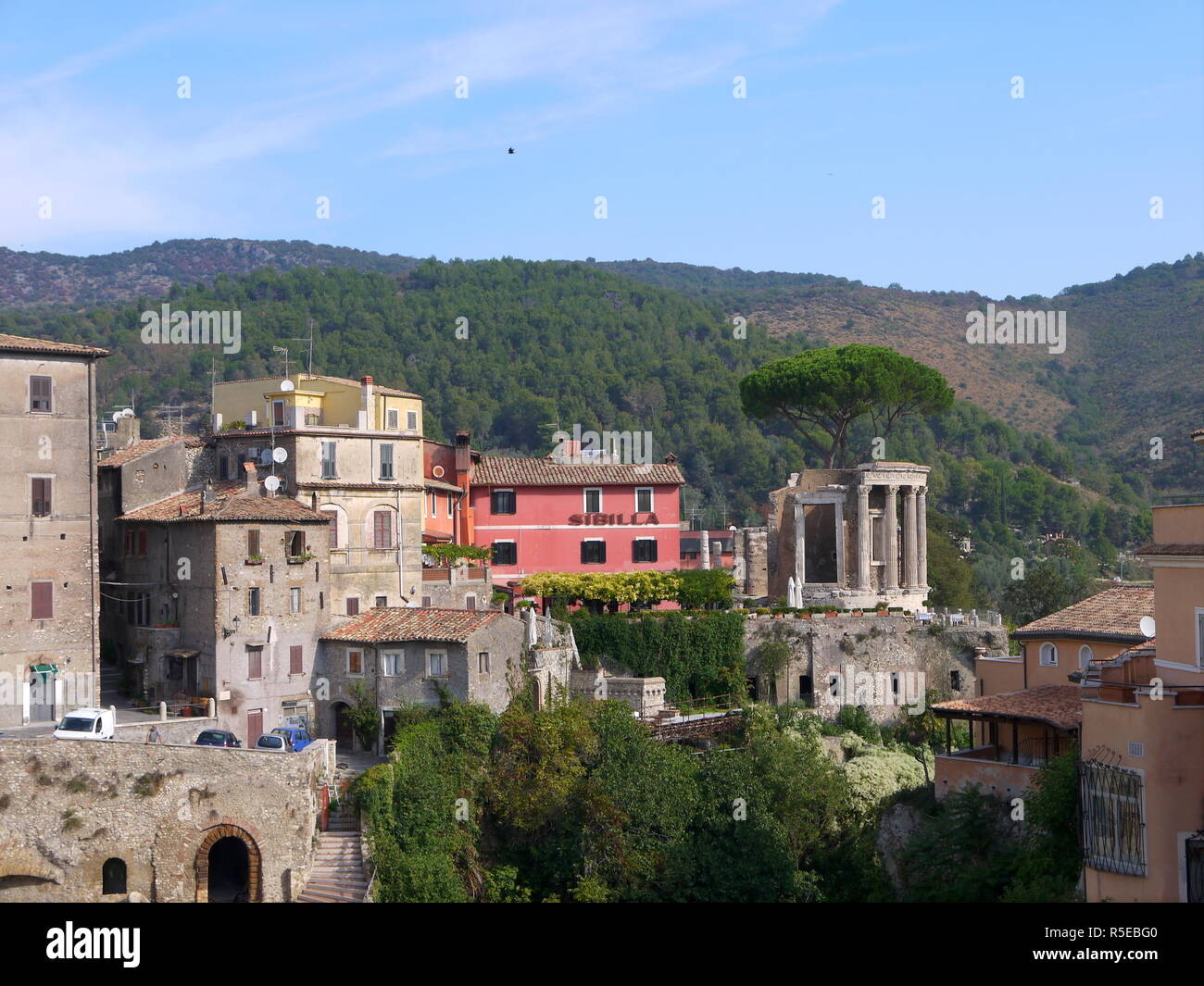 TIVOLI, Italien, 29. SEPTEMBER 2017: schönen Park der Villa Gregoriana und charmanten mittelalterlichen Gebäude in Tivoli, ein Ausflug von Rom Stockfoto