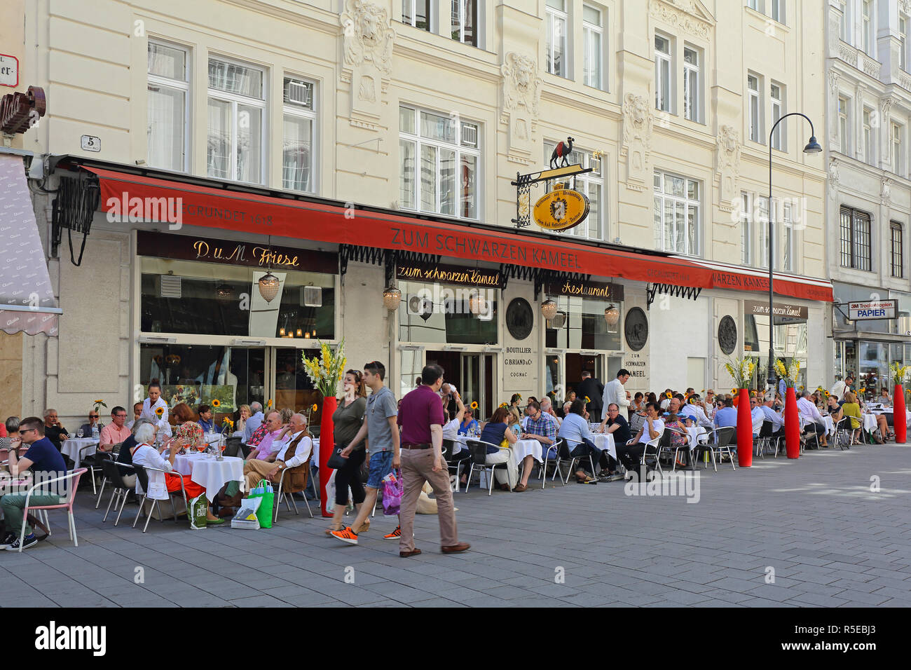 Wien, Österreich - 12. Juli: Touristen am Schwarzen Kamel Restaurant in Wien am 12. Juli 2015. Berühmte Zum Schwarzen Kameel Cafe Restaurant überfüllt mit P Stockfoto Wien, Österreich - 12. Juli: Touristen am Schwarzen Kamel Restaurant in Wien am 12. Juli 2015. Berühmte Zum Schwarzen Kameel Cafe Restaurant überfüllt mit P Stockfoto