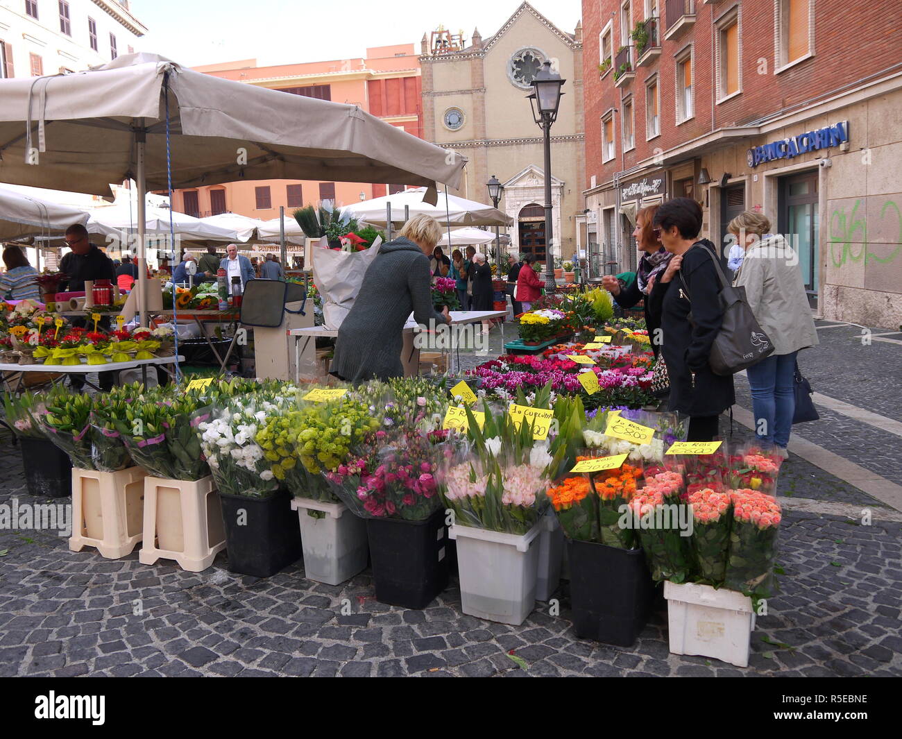 TIVOLI, Italien, 29. SEPTEMBER 2017: frische, schöne Blumen, Früchte und Gemüse auf dem Wochenmarkt auf dem Hauptplatz Piazza Plebiscito von Ti Stockfoto