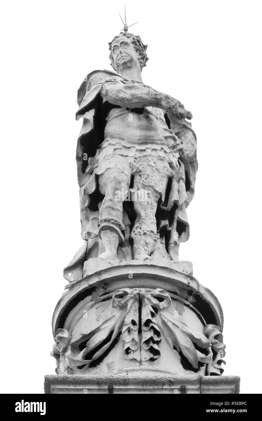 Die einzige London Statue von König George 1 Tops der Kirchturm von St. George's Kirche in Bloomsbury Way. Verwittert, sein Kopf trägt einen Blitzableiter. Stockfoto