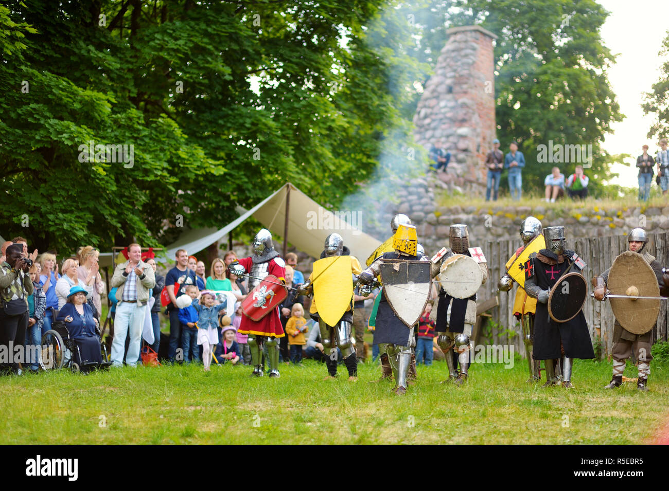 TRAKAI, Litauen - 16. JUNI 2018: Menschen tragen Ritter Kostüme während historische Reenactment auf jährliche Mittelalter Festival, in Trakai Halbinsel gehalten Stockfoto