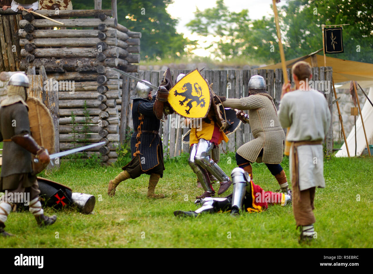 TRAKAI, Litauen - 16. JUNI 2018: Menschen tragen Ritter Kostüme während historische Reenactment auf jährliche Mittelalter Festival, in Trakai Halbinsel gehalten Stockfoto