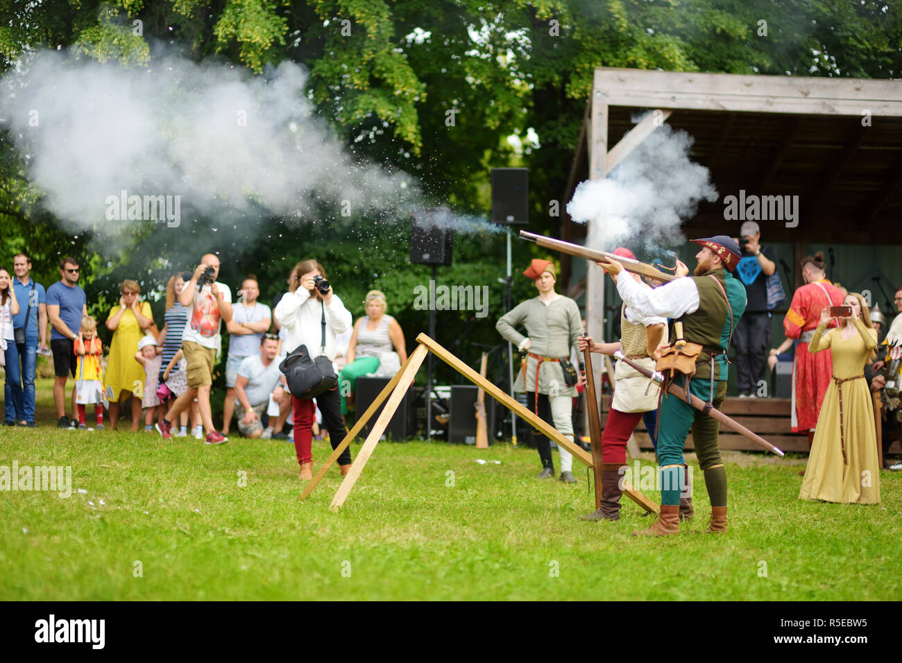 TRAKAI, Litauen - 16. JUNI 2018: historische Reenactment Aktivisten Schießen einer Muskete während historische Reenactment auf jährliche Mittelalter Festival, gehalten Stockfoto