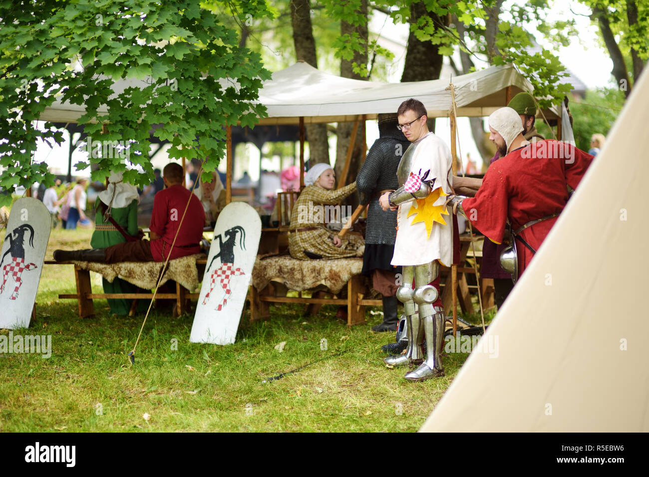 TRAKAI, Litauen - 16. JUNI 2018: Menschen tragen Ritter Kostüme während historische Reenactment Kampf auf jährliche Mittelalter Festival, in Trakai Peni gehalten Stockfoto
