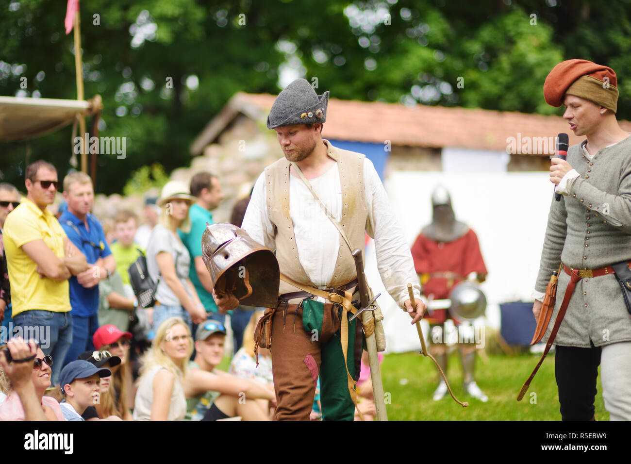 TRAKAI, Litauen - 16. JUNI 2018: historische Reenactment Aktivist, ein Helm während historische Reenactment auf jährliche Mittelalterliches Fest, statt Stockfoto