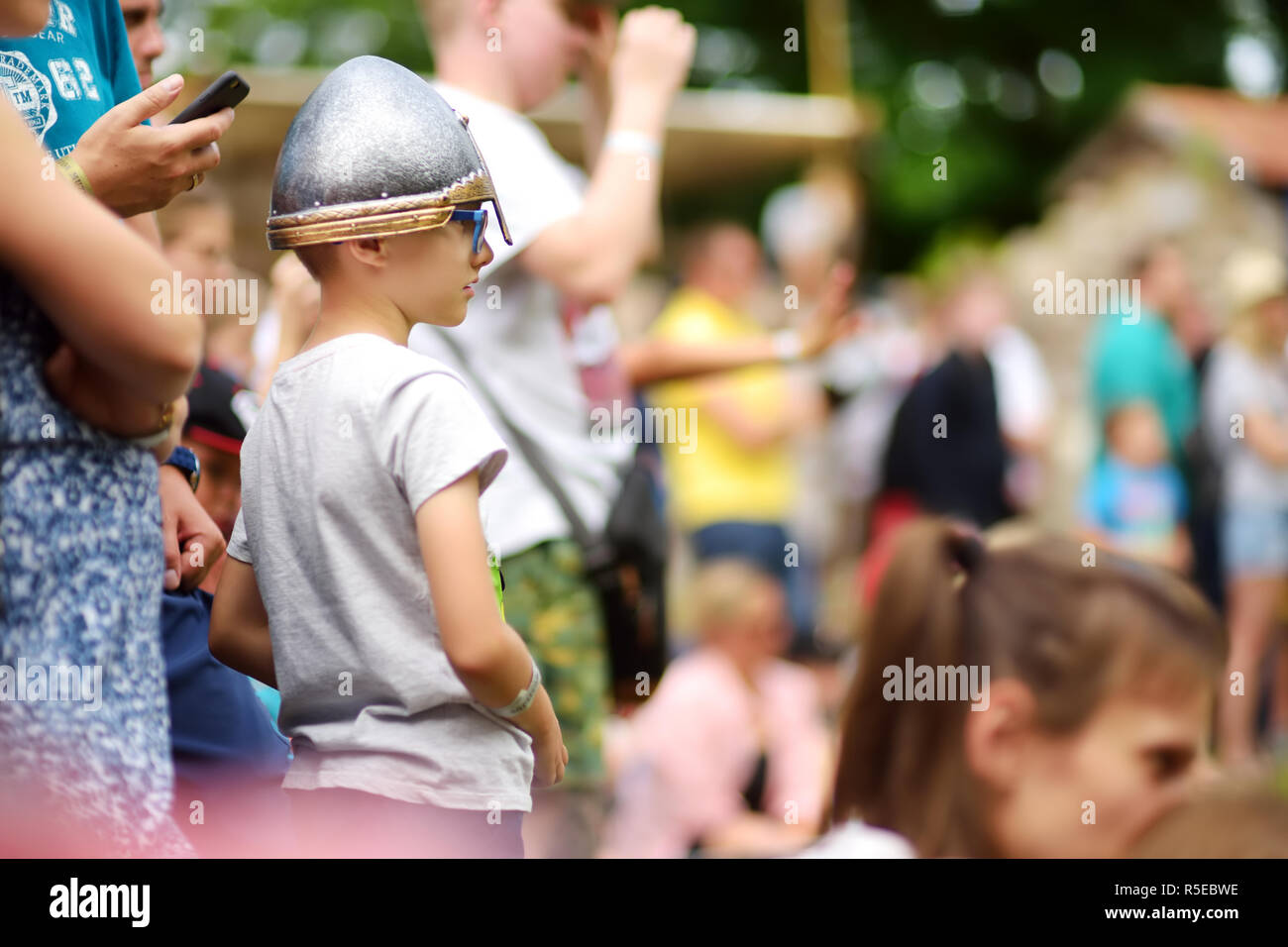 TRAKAI, Litauen - 16. JUNI 2018: Kinder und Erwachsene genießen historische Reenactment auf jährliche Mittelalter Festival, in Trakai Halbinsel Schloss statt. Visi Stockfoto