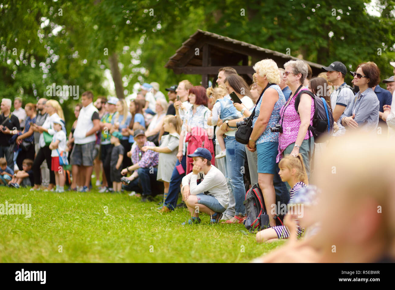 TRAKAI, Litauen - 16. JUNI 2018: Kinder und Erwachsene genießen historische Reenactment auf jährliche Mittelalter Festival, in Trakai Halbinsel Schloss statt. Visi Stockfoto