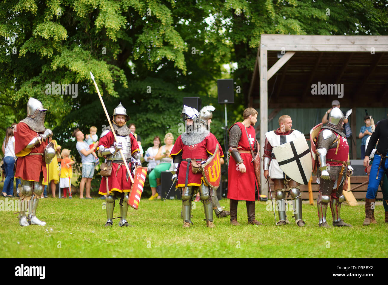 TRAKAI, Litauen - 16. JUNI 2018: Menschen tragen Ritter Kostüme während historische Reenactment auf jährliche Mittelalter Festival, in Trakai Halbinsel gehalten Stockfoto
