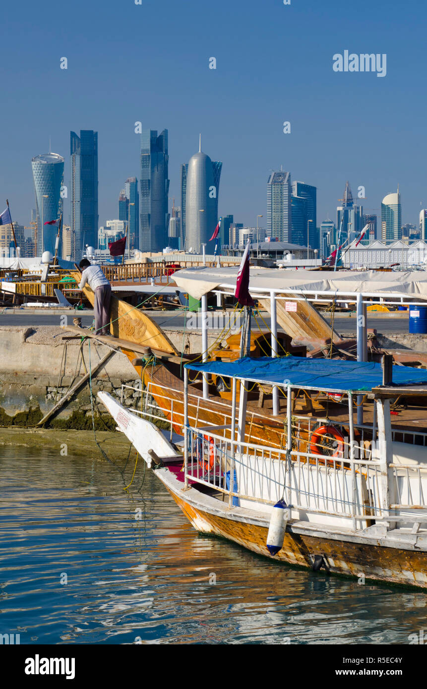 Katar, Doha, moderne Skyline von Dhau-Hafen Stockfoto