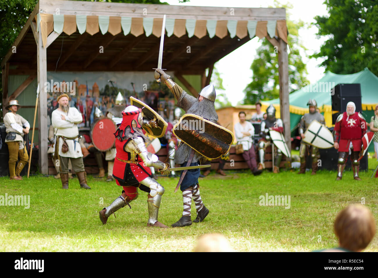 TRAKAI, Litauen - 16. JUNI 2018: Menschen tragen Ritter Kostüme während historische Reenactment Kampf auf jährliche Mittelalter Festival, in Trakai Peni gehalten Stockfoto