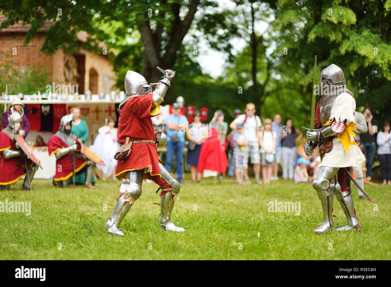 Menschen, Ritter Kostüme Kampf während historische Reenactment auf jährliche Mittelalter Festival, in Trakai Halbinsel Schloss statt. Erholung von mediev Stockfoto