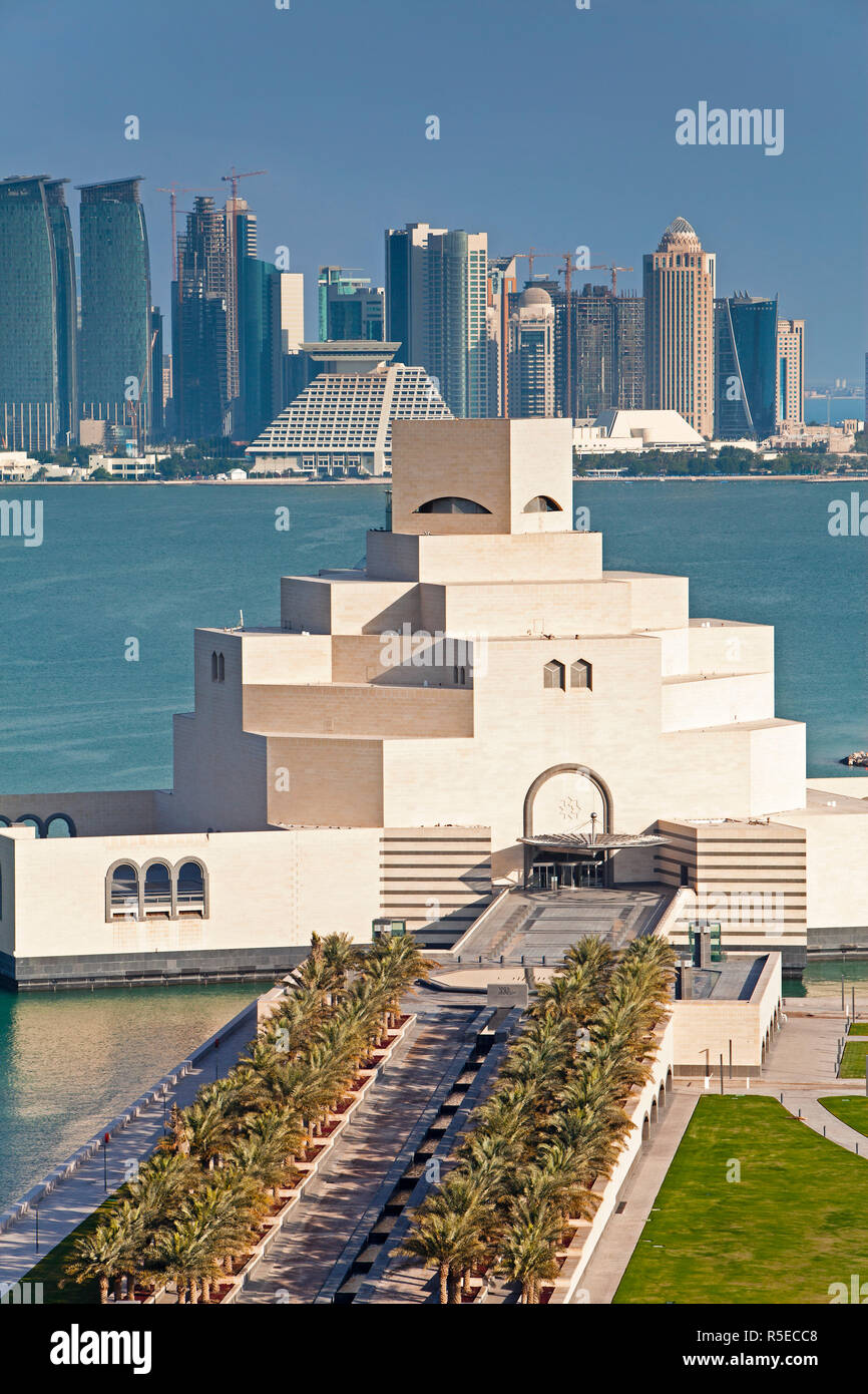 Katar, Doha, erhöhten Blick über das Museum für Islamische Kunst und die Dhow Harbour an die moderne Skyline skyscrapper Stockfoto