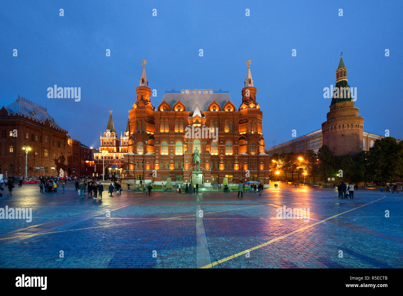 Historisches Museum, Statue von Marschall Schukow und Ecke Turm Arsenal, Moskau, Russland Stockfoto