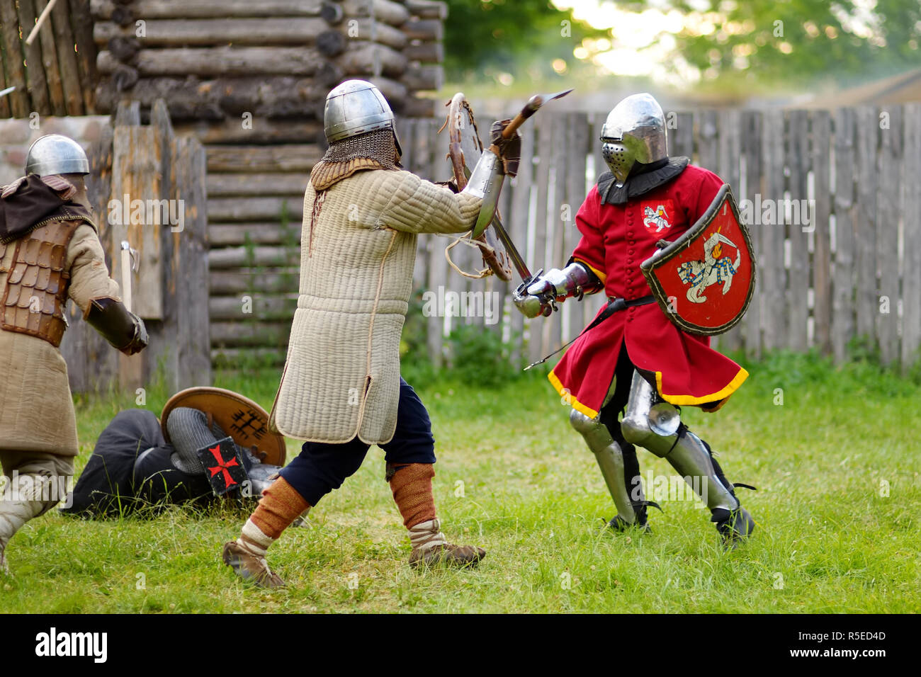 Menschen, Ritter Kostüme während historische Reenactment auf jährliche Mittelalter Festival, in Trakai Halbinsel Schloss statt. Erholung der mittelalterlichen Abschleppen Stockfoto