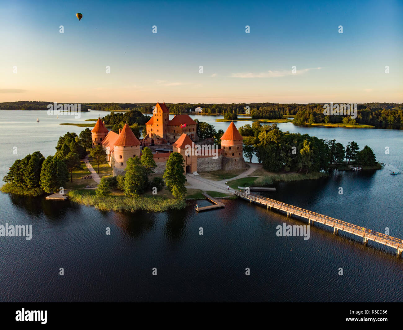 Luftaufnahme der Insel Burg Trakai, in Trakai, Litauen entfernt. Wunderschöne Aussicht von oben auf Sommer Sonnenuntergang. Stockfoto