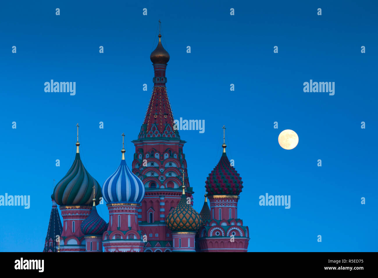 Russland, Moskau, Roter Platz, Kreml, St. Basils Kathedrale mit mondaufgang Stockfoto