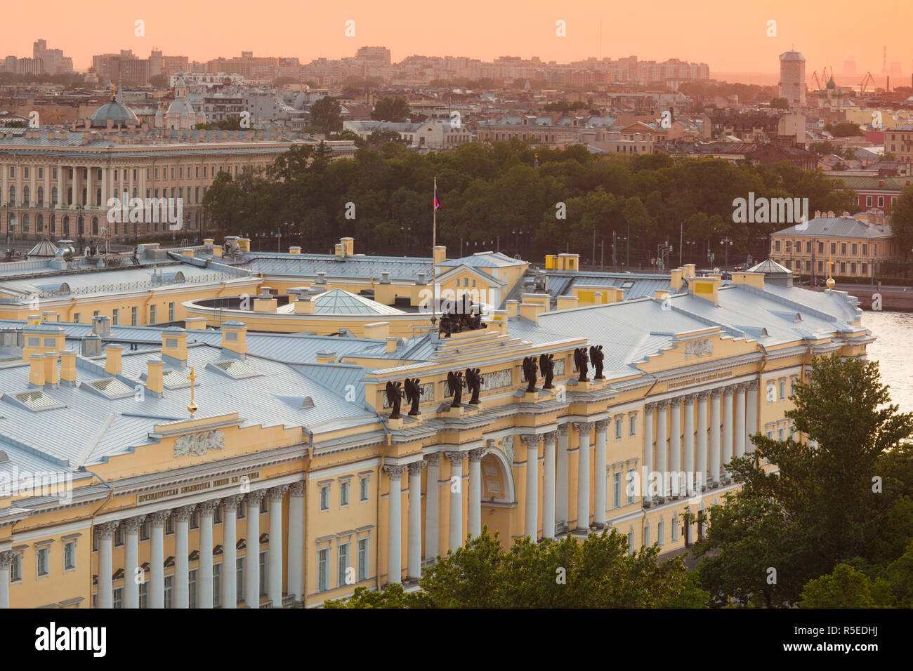 Russland, St. Petersburg, die jelzin Bibliothek von der St. Isaak Kathedrale Stockfoto