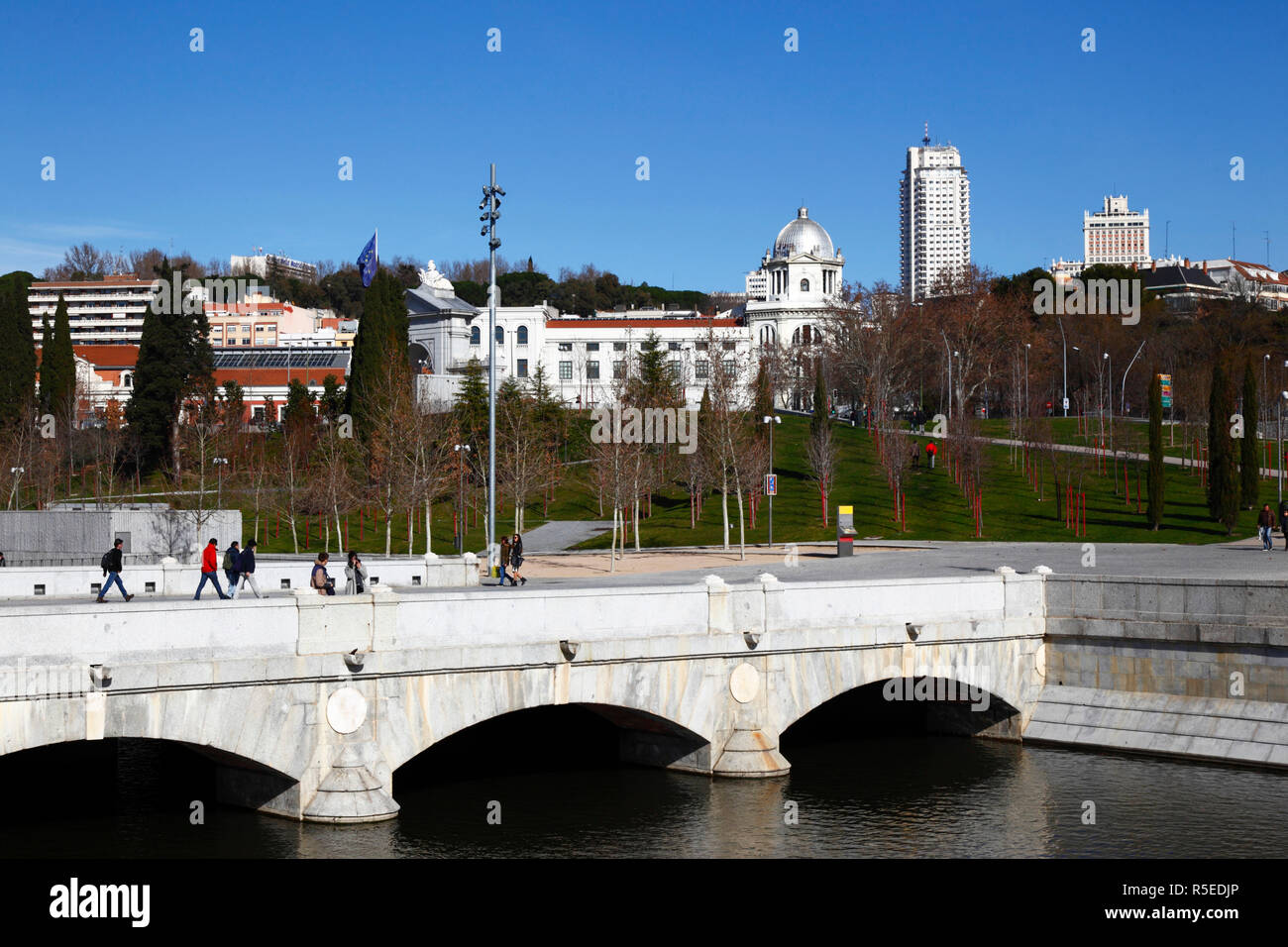 Puente del Rey Brücke über den Fluss Manzanares, Jardines del Virgen del Puerto Gebäude in der Nähe von Principe Pio und Plaza España im Hintergrund, Madrid, Spanien Stockfoto