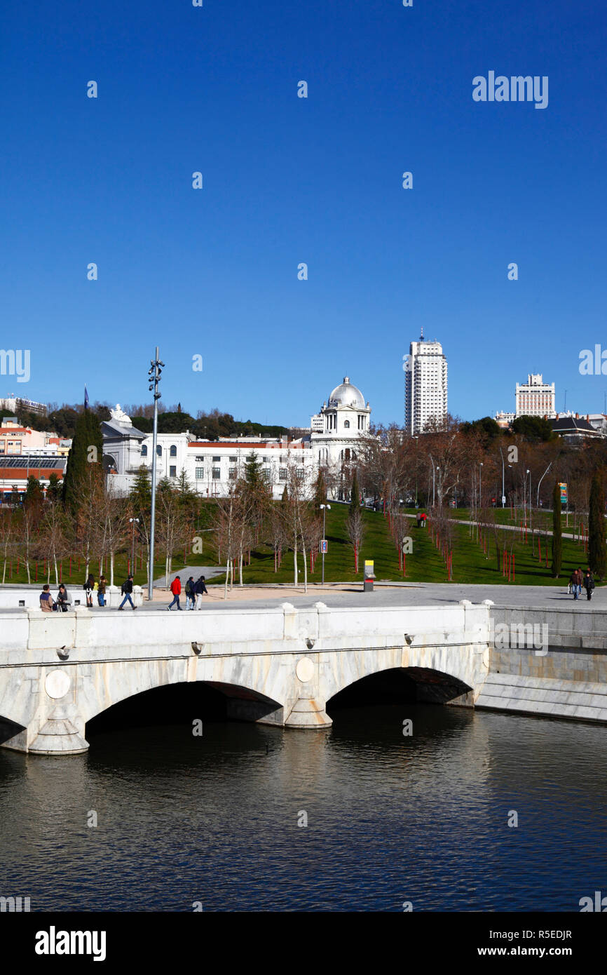 Puente del Rey Brücke über den Fluss Manzanares, Jardines del Virgen del Puerto Gebäude in der Nähe von Principe Pio und Plaza España im Hintergrund, Madrid, Spanien Stockfoto