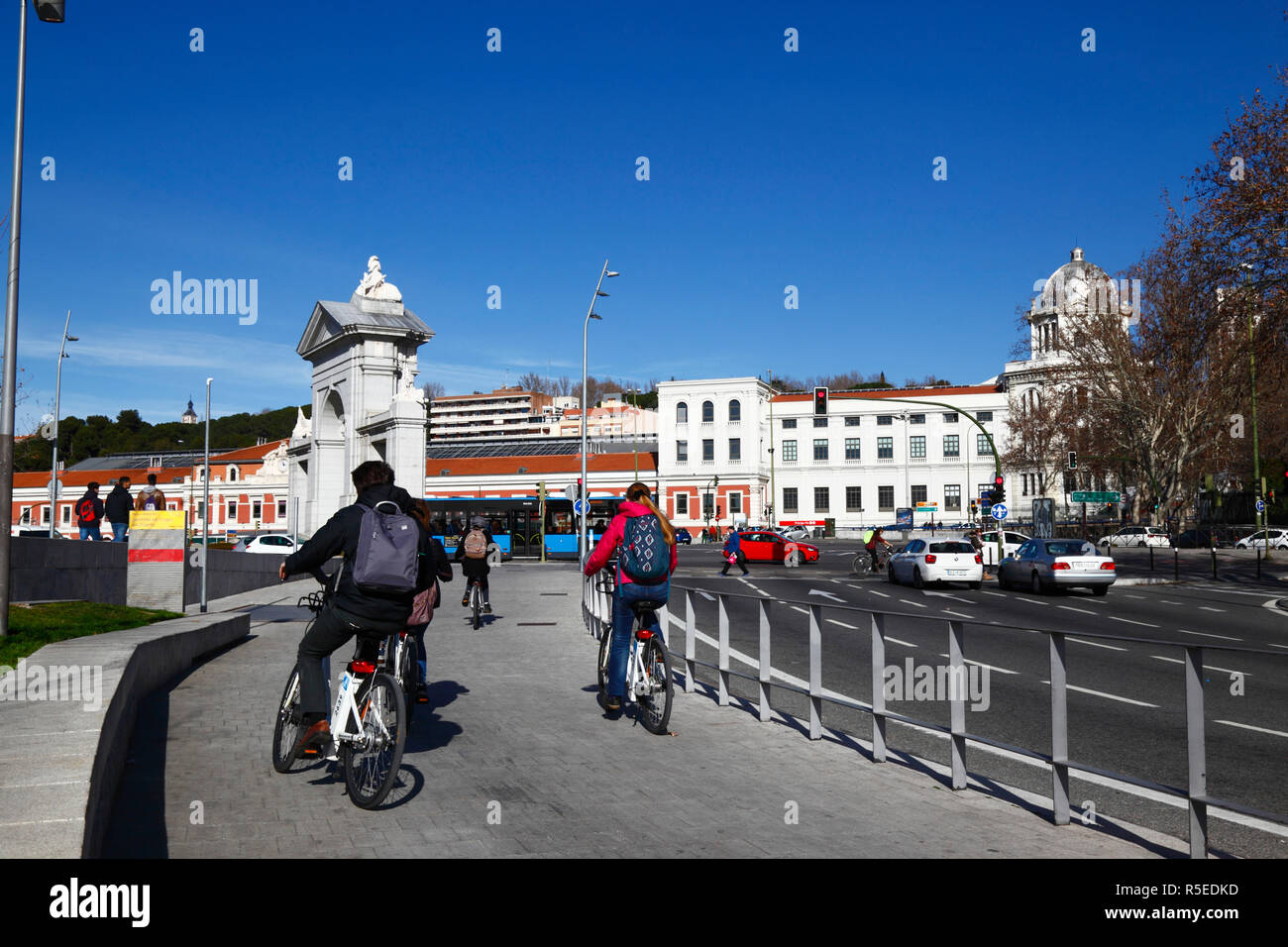 Radfahrer, die den Radweg neben dem Paseo del Virgen del Puerto nutzen, nähern sich dem Puerta de San Vincente und dem Bahnhof Principe Pio, Madrid, Spanien Stockfoto