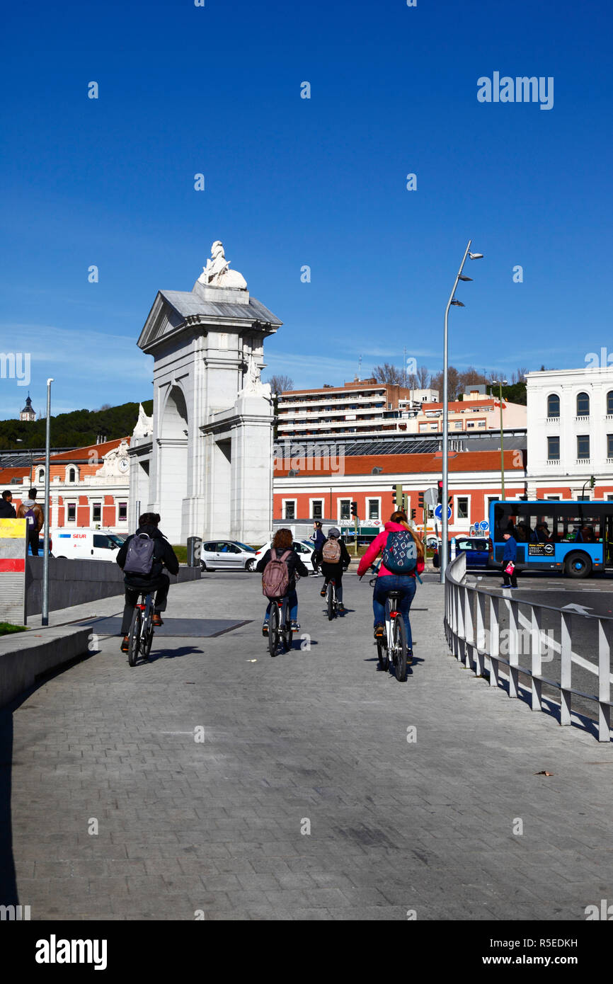 Radfahrer, die den Radweg neben dem Paseo del Virgen del Puerto nutzen, nähern sich dem Puerta de San Vincente und dem Bahnhof Principe Pio, Madrid, Spanien Stockfoto