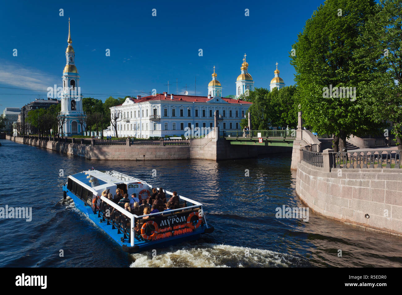 Russland, Sankt Petersburg, Mariinsky, Nikolsky Kathedrale mit Bootstour, Kryukov Kanal Stockfoto