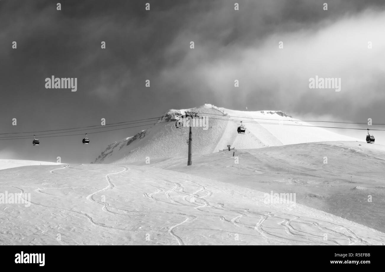 seilbahn-im-nebel-schwarzwei-stockfotos-und-bilder-alamy