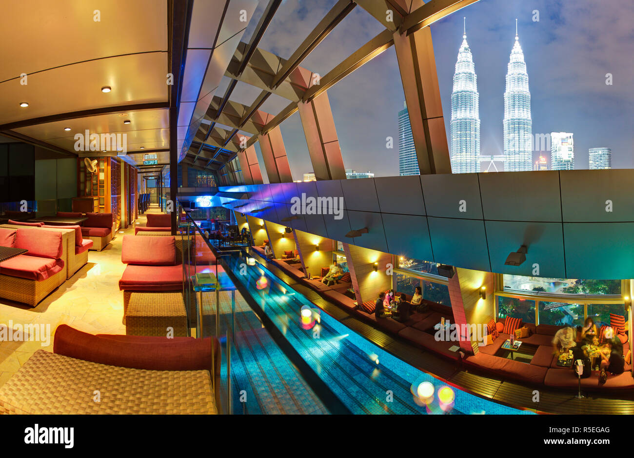 Malaysia, Selangor, Kuala Lumpur, Blick vom Pool auf der Dachterrasse und in der Skybar des iconic 88 Petronas Towers Stockfoto