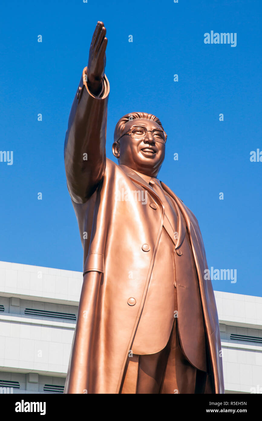 Die Demokratische Volksrepublik Korea (DVRK), Nordkorea, Pjöngjang, Grand Mansudae Monument, Statuen von ehemaligen Präsidenten Kim Jong-IL-Sung und Kim Jong Il, mansudae Montagehalle auf Mansu Hill Stockfoto
