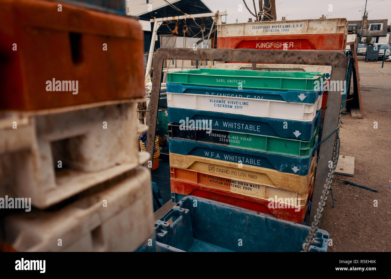 Marke Meeresfrüchte aus Kunststoff Kisten stehen auf den Hafen bereit mit dem Fang in Whitstable, England, Vereinigtes Königreich ausgefüllt werden gestapelt. Stockfoto