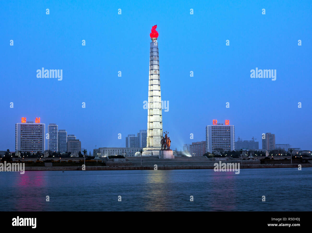 Demokratischen Völker Volksrepublik Korea (DVRK), Nordkorea, Juche-Turm und dem Taedong-Fluss Stockfoto