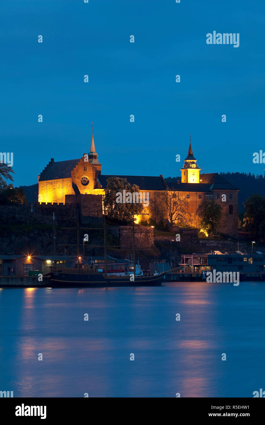 Die Akershus Festung beleuchtet in der Dämmerung, Oslo, Norwegen Stockfoto