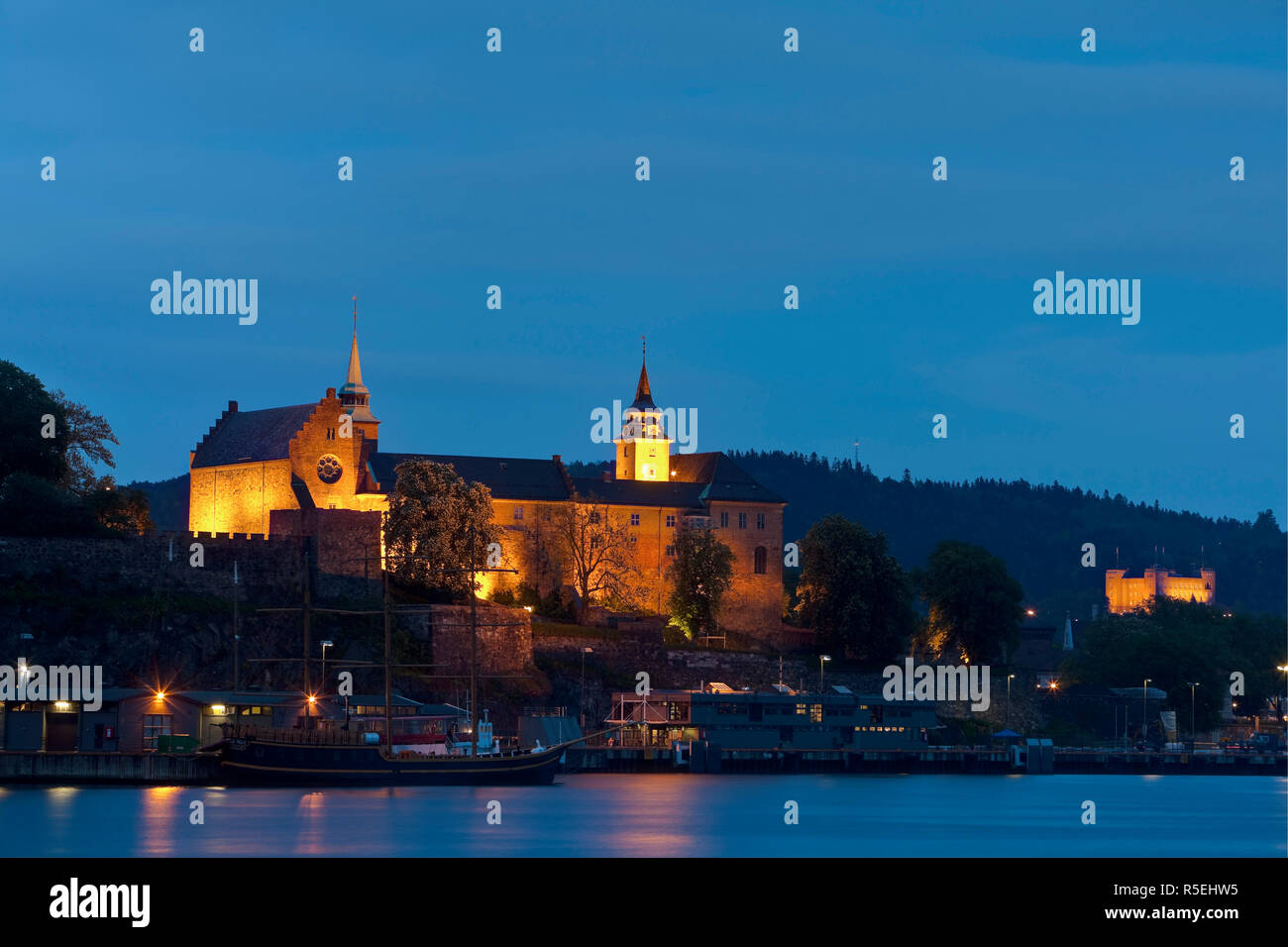 Die Akershus Festung beleuchtet in der Dämmerung, Oslo, Norwegen Stockfoto