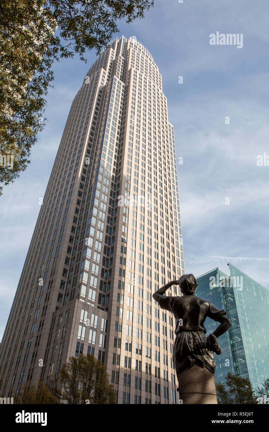 CHARLOTTE, NC - November 25, 2016: Blick auf die Bank of America Corporate Center auf dem Platz in Uptown Charlotte, North Carolina. Stockfoto