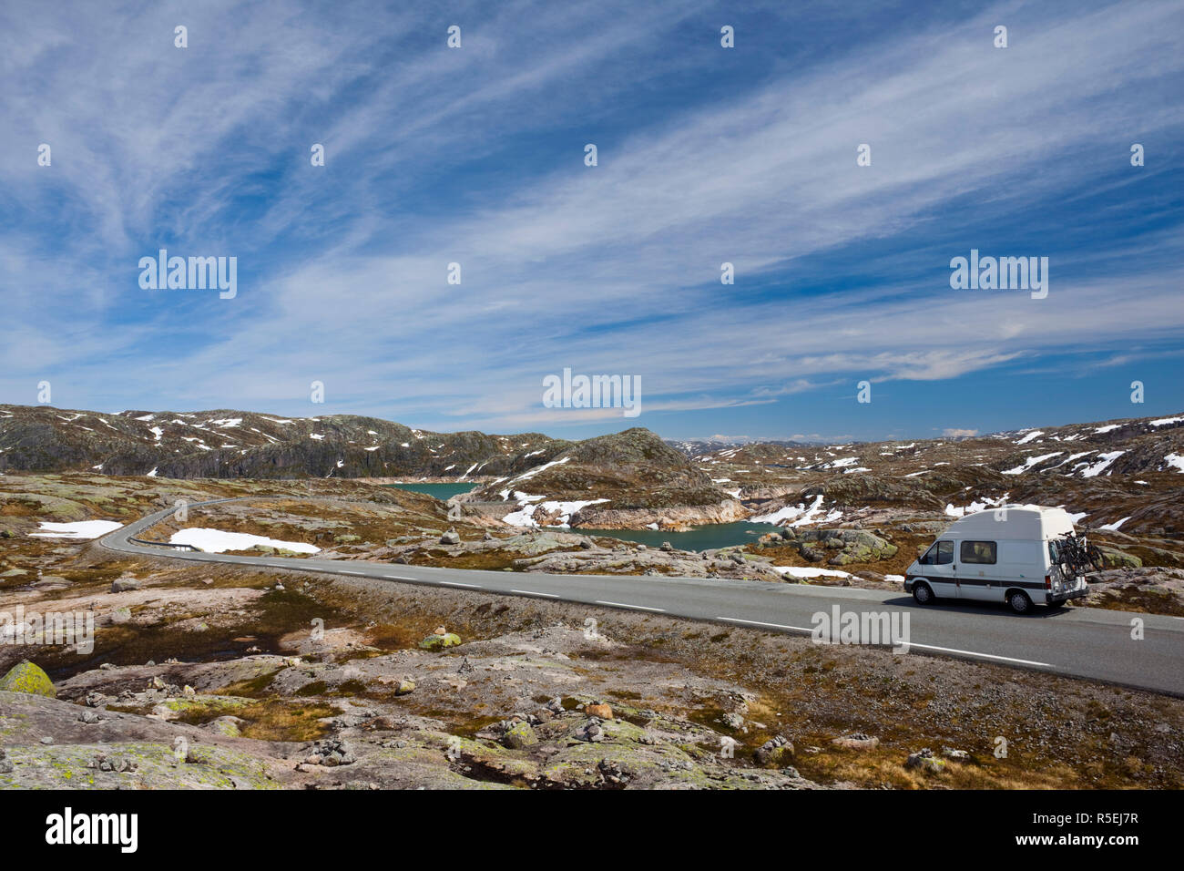 Das Luna - wie Landschaft von Sirdalsheiane grüßt die Touristen auf dem Laufwerk aus dem Licht Fjord, Norwegen Stockfoto