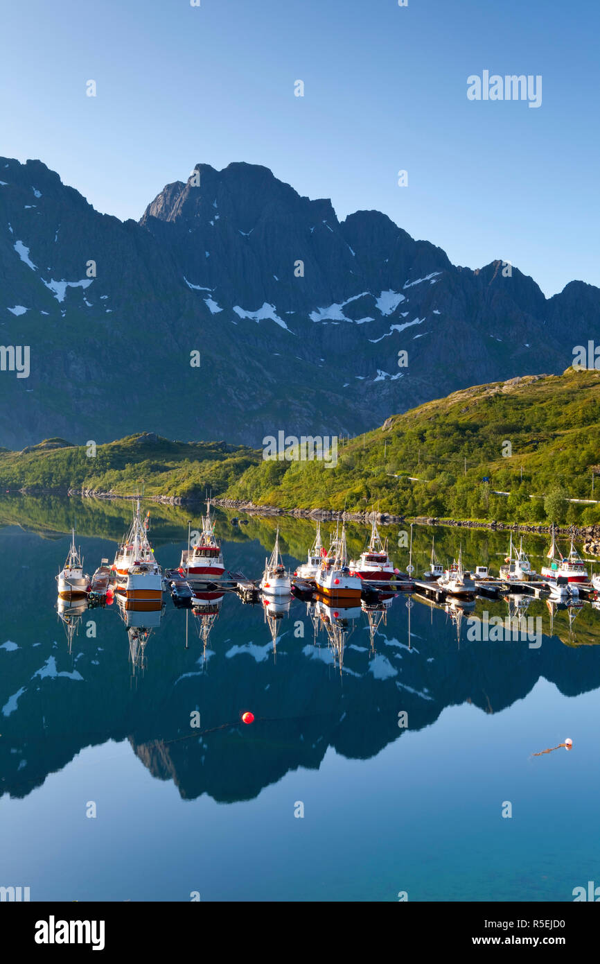 Fischerboote in Fjord, Austnesfjorden, Vagan, Lofoten, Nordland, Norwegen Stockfoto