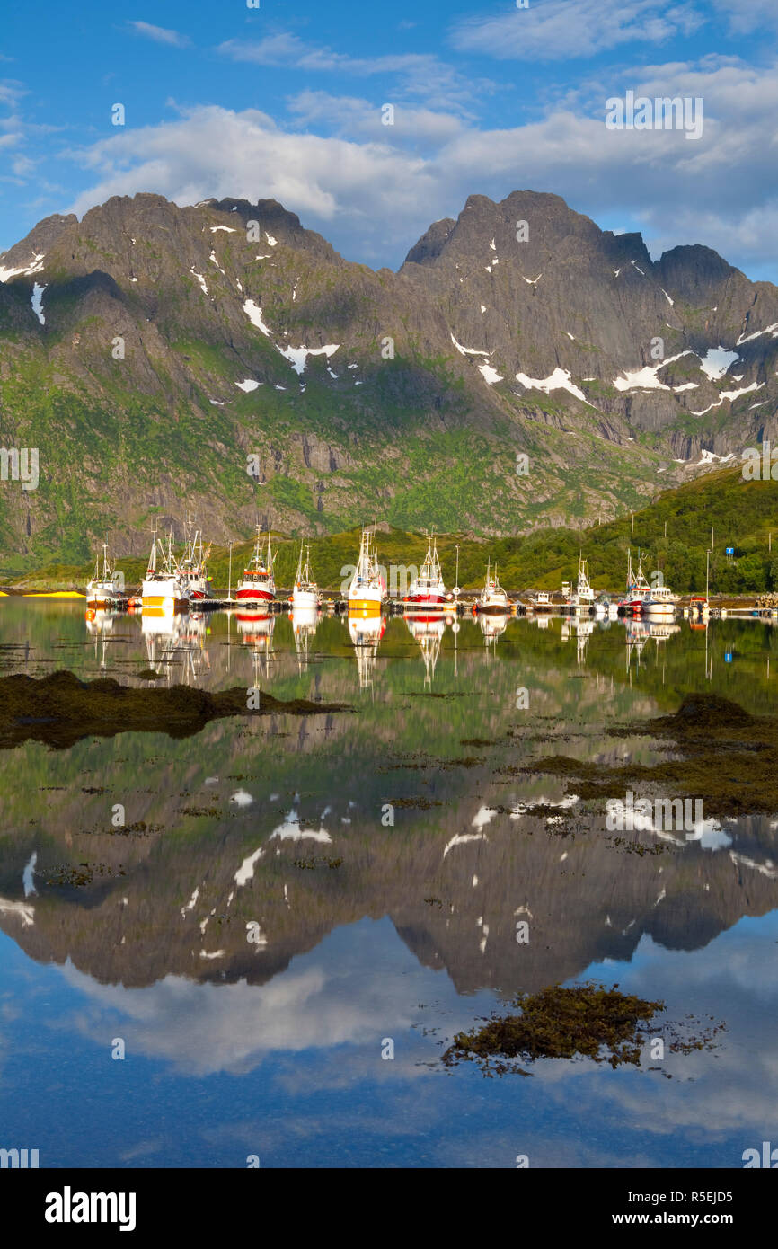 Fischerboote in Fjord, Austnesfjorden, Vagan, Lofoten, Nordland, Norwegen Stockfoto