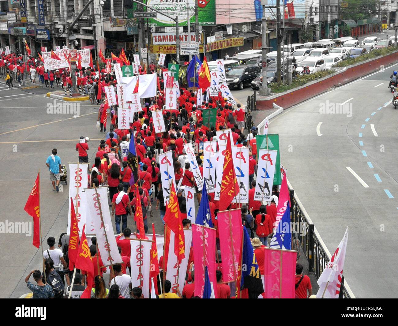 Manila, Philippinen. 30 Nov, 2018. Mitglieder in verschiedenen militanten Gruppen versammelten Bonifacio Tag durch die Durchführung einer Proteste gegen Duterte die Administration zu feiern. Die Demonstranten brachten zusammen mit Ihnen Bildnisse von Präsident Rodrigo Duterte der chinesische Präsident Xi Jinping und US-Präsident Donald Trump, in der Sie während der Höhepunkt ihres Rally brennen. Credit: Sherbien Dacalanio/Pacific Press/Alamy leben Nachrichten Stockfoto