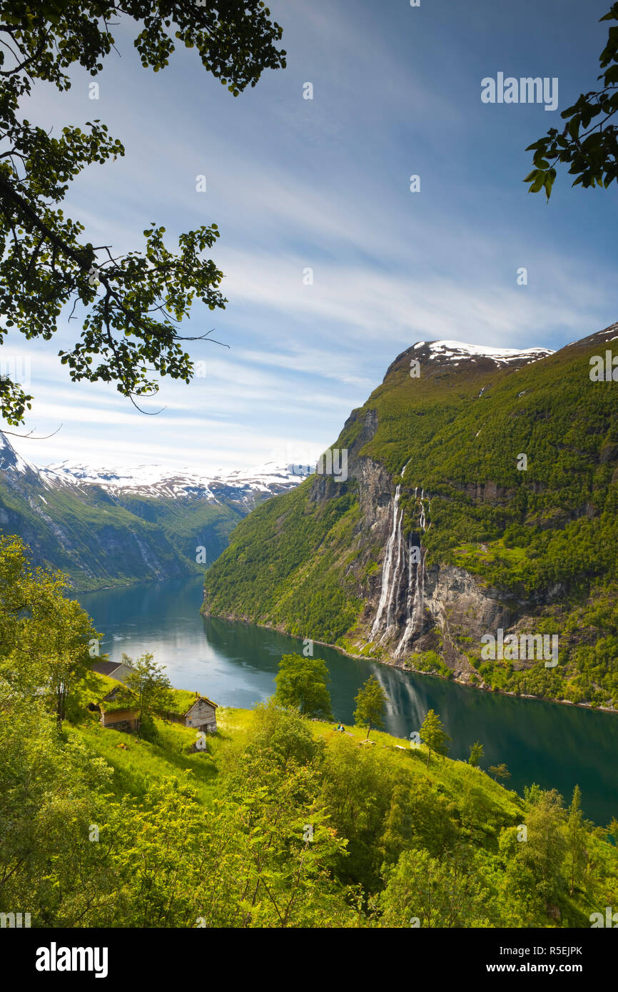 Alte Hof & die Sieben Schwestern Wasserfall aufgegeben, Geiranger Fjord, Geiranger, Mehr og Romsdal, Norwegen Stockfoto