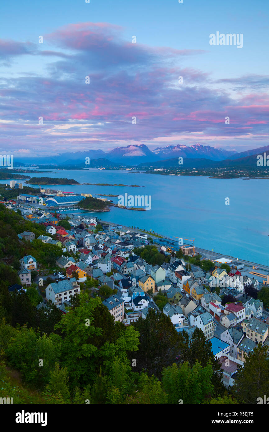 Erhöhte Blick über Stadt umgibt bei Sonnenuntergang, Alesund, Sunnmore, Mehr og Romsdal, Norwegen Stockfoto