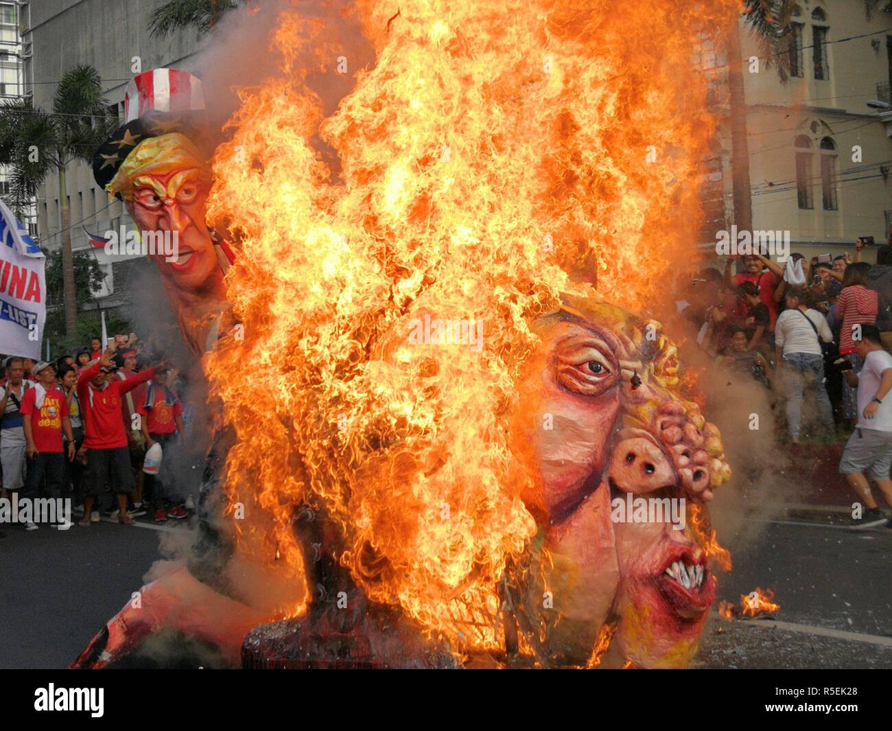 Manila, Philippinen. 30 Nov, 2018. Mitglieder in verschiedenen militanten Gruppen versammelten Bonifacio Tag durch die Durchführung einer Proteste gegen Duterte die Administration zu feiern. Die Demonstranten brachten zusammen mit Ihnen Bildnisse von Präsident Rodrigo Duterte der chinesische Präsident Xi Jinping und US-Präsident Donald Trump, in der Sie während der Höhepunkt ihres Rally brennen. Credit: Sherbien Dacalanio/Pacific Press/Alamy leben Nachrichten Stockfoto