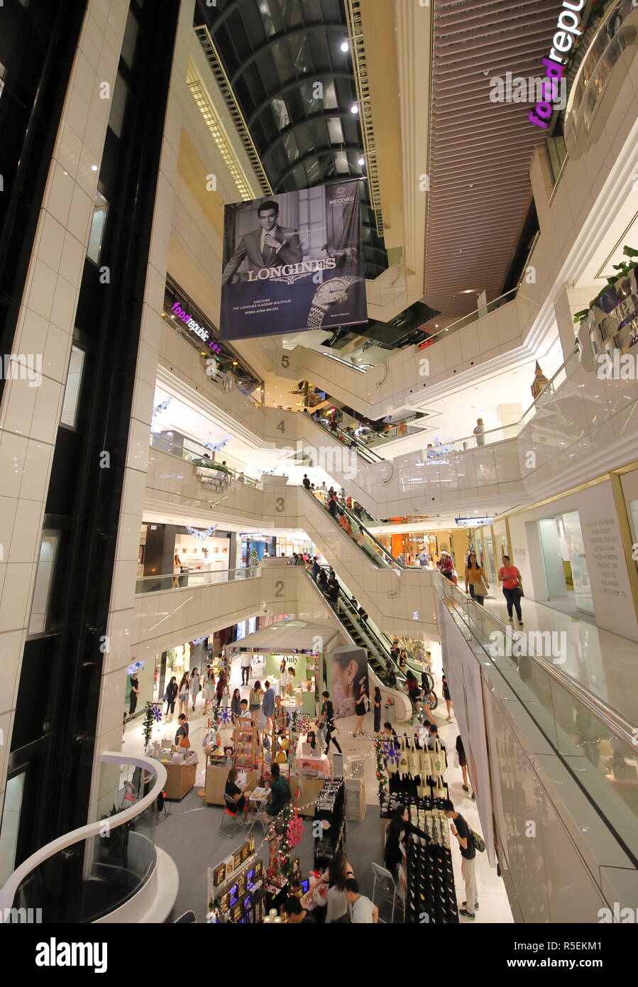 Menschen besuchen Wisma Atria Shopping Mall in der Orchard Road in Singapur. Stockfoto