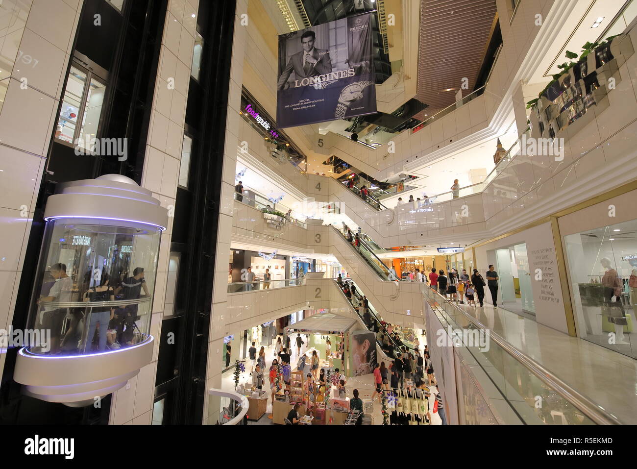 Menschen besuchen Wisma Atria Shopping Mall in der Orchard Road in Singapur. Stockfoto