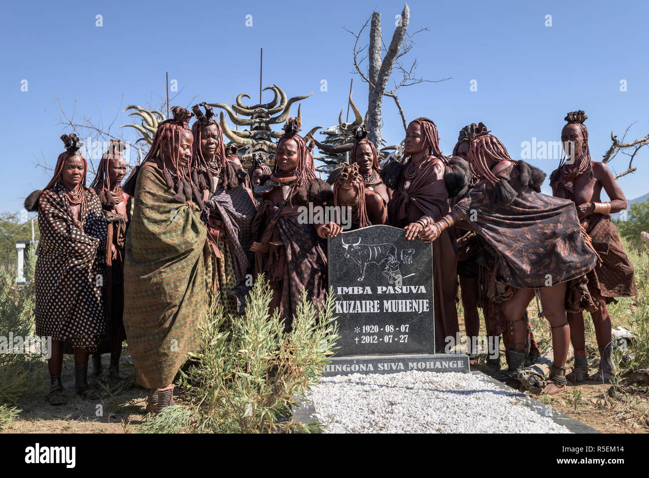 Gruppe von Frauen Himba neben einem Grab Trauer Der Tod einer alten Frau. Stockfoto